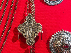 Σταυρός χυτός με κρεμαστά Φωτογραφία 2